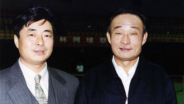 時(shí)任人大常委會(huì )委員長(cháng)，中央政治局委員常委、國務(wù)院副總理吳邦國親切接見(jiàn)通光集團黨委書(shū)記張強