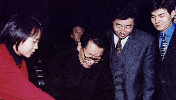 時(shí)任中央政治局常委、全國政協(xié)主席李瑞環(huán)親切接見(jiàn)通光集團黨委書(shū)記張強